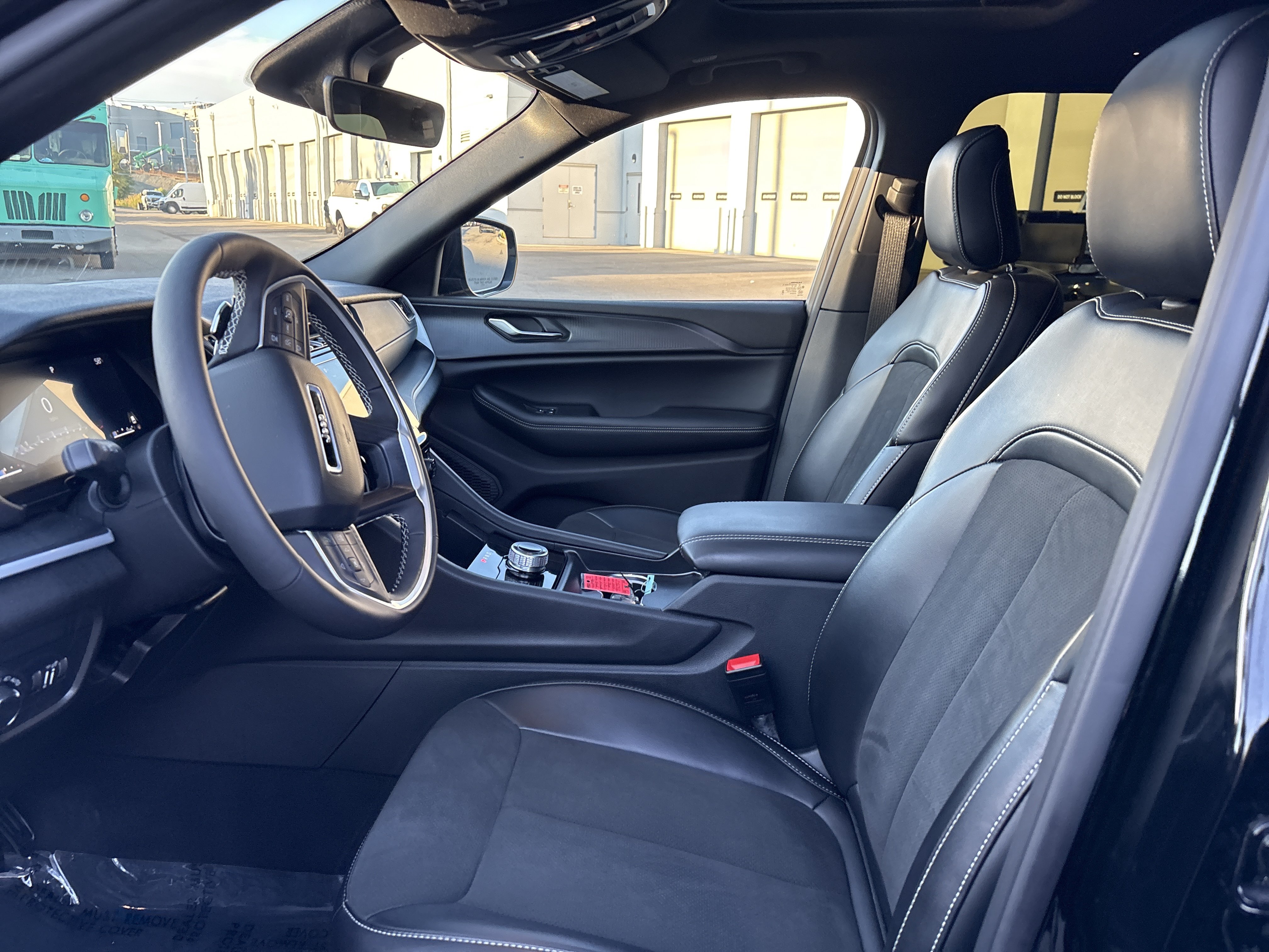 Used 2025 Jeep Grand Cherokee L Altitude AWD/4WD image 19