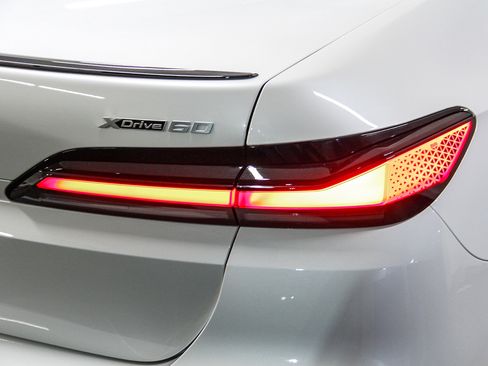 Used 2025 BMW i7 xDrive60 image 7