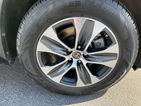 Used 2023 Toyota Highlander XLE image 25