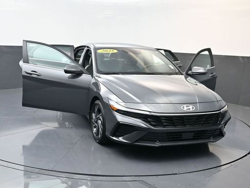 Certified 2025 Hyundai Elantra Limited image 30