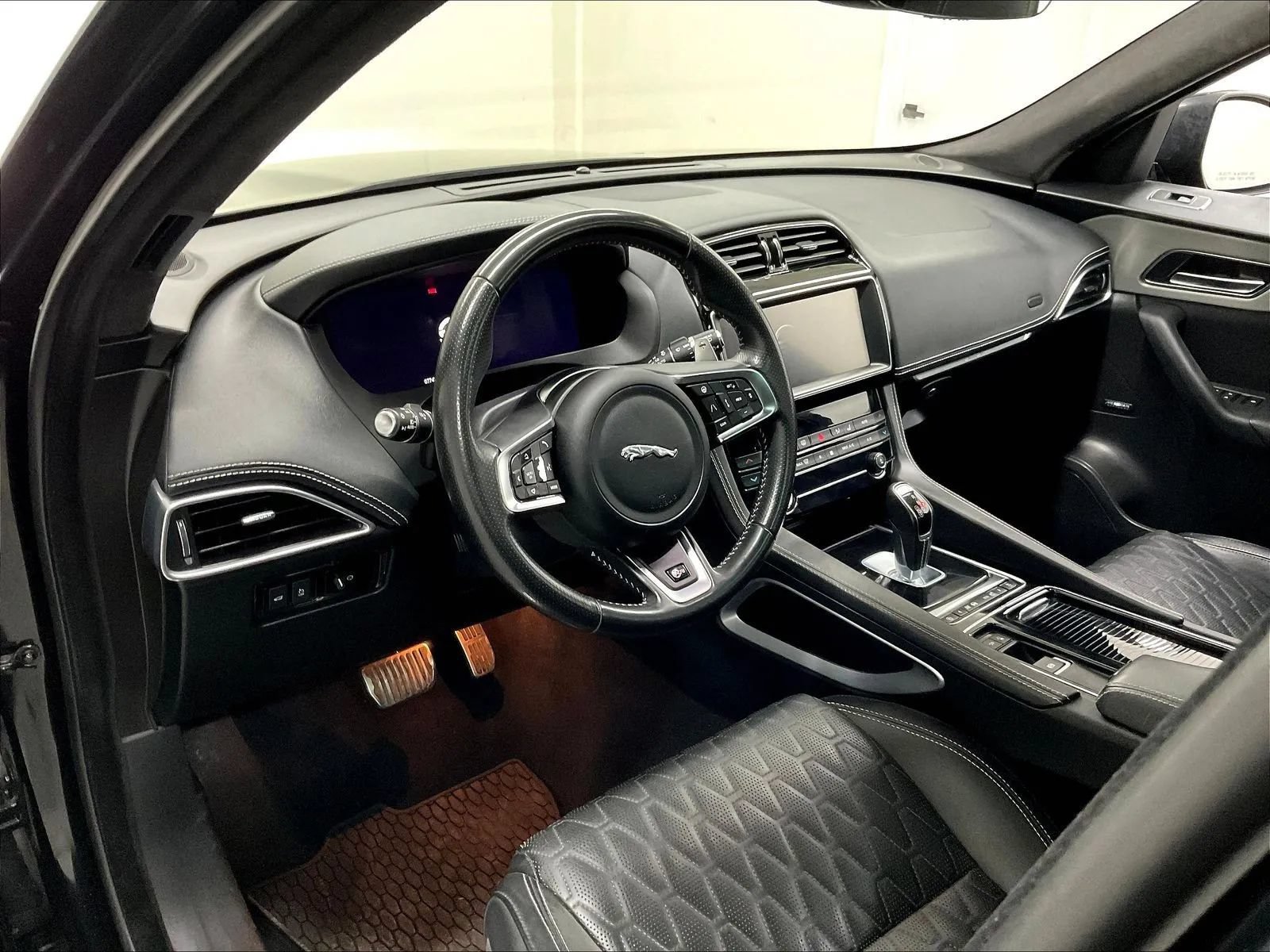 Used 2020 Jaguar F-PACE SVR AWD/4WD image 10
