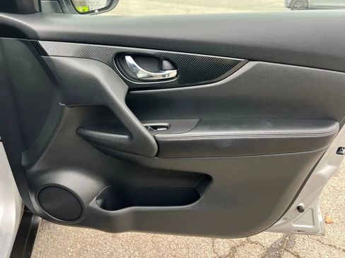 Used 2019 Nissan Rogue SL w/ Premium Package AWD/4WD image 18
