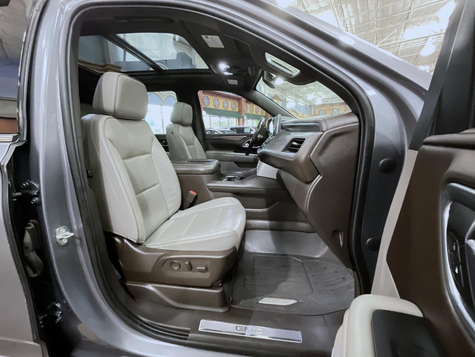 Certified 2021 GMC Yukon SLT w/ SLT Luxury Plus Package AWD/4WD image 18