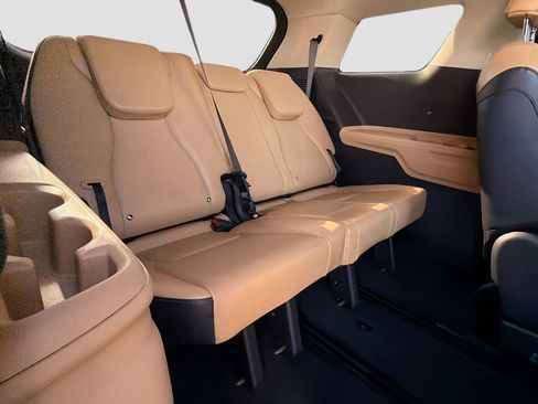 Used 2023 Kia Carnival LX image 20