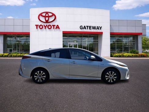 Used 2022 Toyota Prius Prime XLE FWD image 4