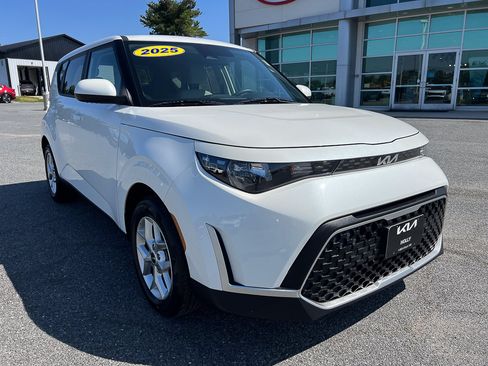 Used 2025 Kia Soul LX w/ LX Technology Package FWD image 9