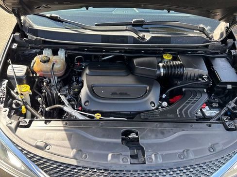 Used 2019 Chrysler Pacifica Touring-L FWD image 29