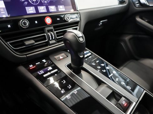 Certified 2026 Porsche Macan AWD/4WD image 19
