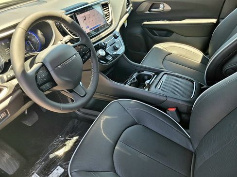 New 2027 Chrysler Pacifica Limited w/ Family Tech Group AWD/4WD image 6