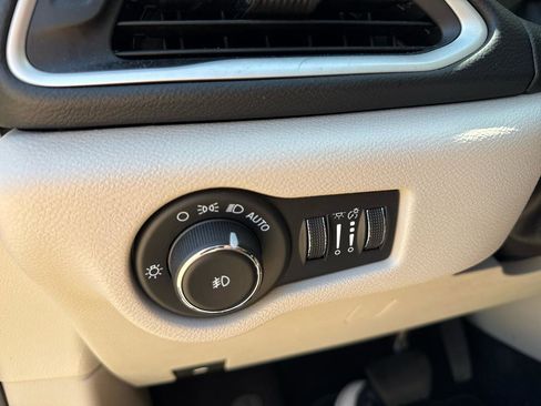 Used 2023 Chrysler Pacifica Touring-L FWD image 11