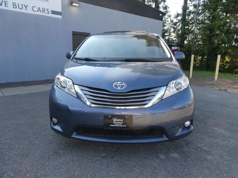Used 2015 Toyota Sienna XLE FWD image 2