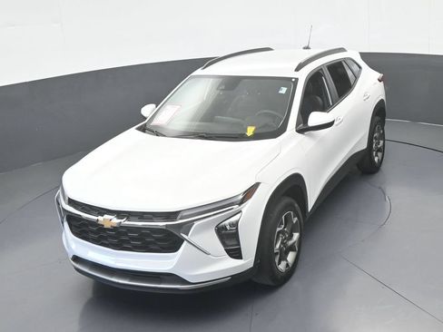Used 2024 Chevrolet Trax LT FWD image 46