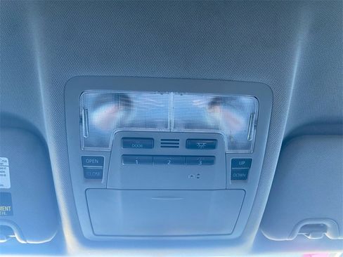 Used 2016 Toyota Highlander XLE image 26