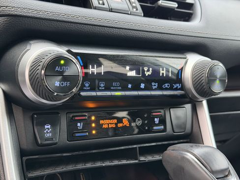 Used 2020 Toyota RAV4 Limited image 4