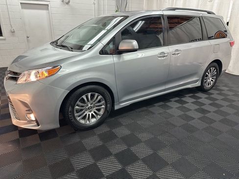 Used 2019 Toyota Sienna XLE image 5