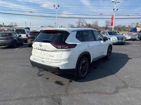 Used 2024 Nissan Rogue SV w/ SV Premium Package image 7