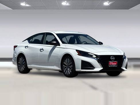 Used 2025 Nissan Altima 2.5 SV FWD image 7