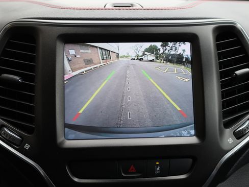 Used 2022 Jeep Cherokee Trailhawk AWD/4WD image 27