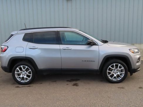 Used 2022 Jeep Compass Latitude image 2