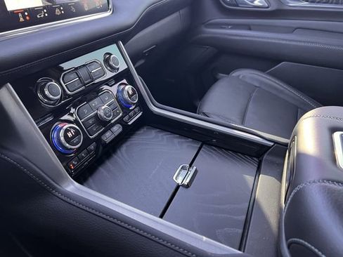 Used 2023 GMC Yukon Denali w/ Denali Reserve Package image 18