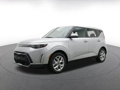 Used 2025 Kia Soul LX w/ LX Technology Package FWD image 3