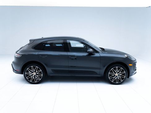 Certified 2025 Porsche Macan AWD/4WD image 8