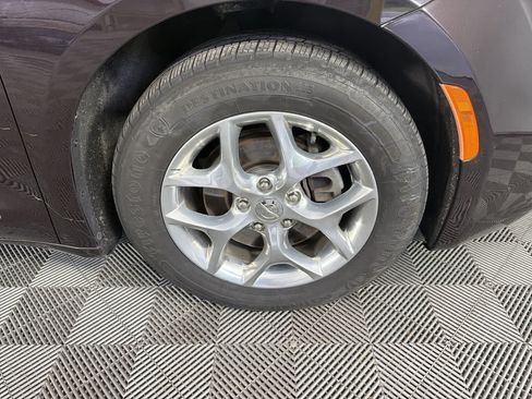 Used 2018 Chrysler Pacifica Limited FWD image 10