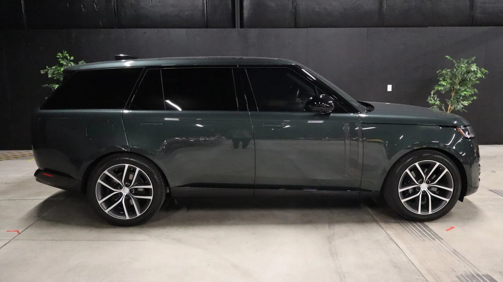 Used 2025 Land Rover Range Rover Long Wheelbase SE AWD/4WD image 11
