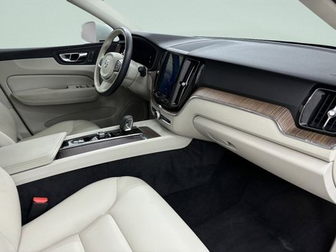 Used 2022 Volvo XC60 B5 Momentum image 23