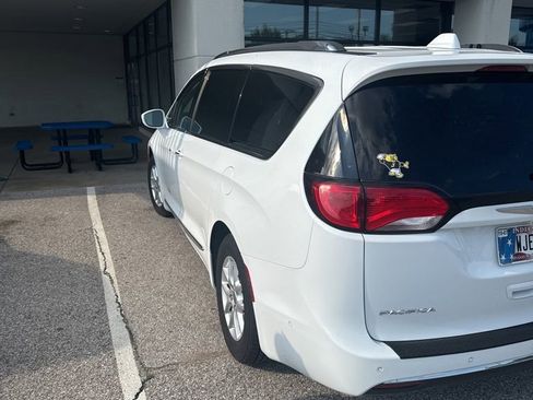 Used 2020 Chrysler Pacifica Touring-L w/ Advanced Safetytec Group FWD image 6