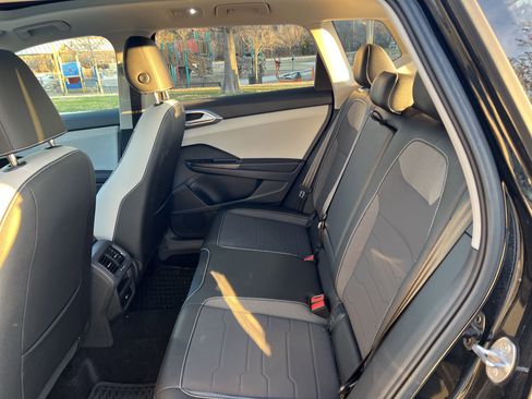 Used 2025 Volkswagen Taos SE w/ Panoramic Sunroof Package image 30