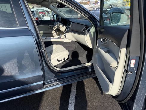 Used 2020 Volvo XC90 T6 Momentum image 11
