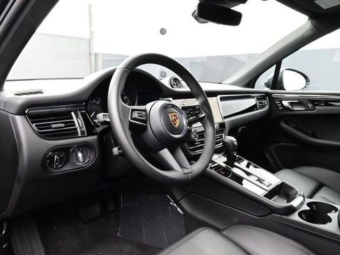 Certified 2025 Porsche Macan AWD/4WD image 4