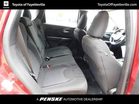 Used 2019 Jeep Cherokee Latitude w/ Cold Weather Group AWD/4WD image 3