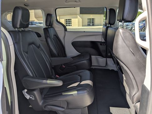 Used 2024 Chrysler Pacifica Touring-L FWD image 32