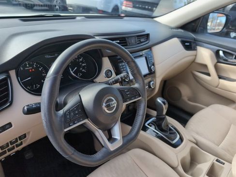 Used 2017 Nissan Rogue SV w/ SV Premium Package image 9