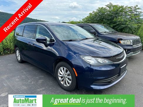 Used 2017 Chrysler Pacifica Touring FWD image 1