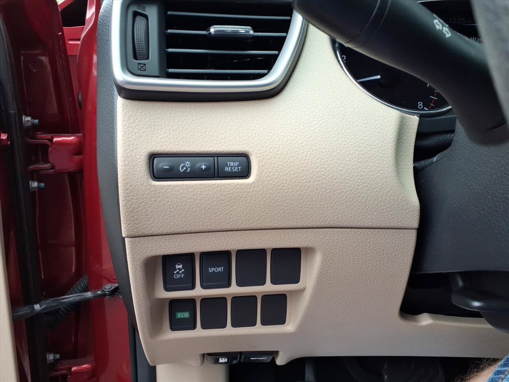 Used 2016 Nissan Rogue SV FWD image 18