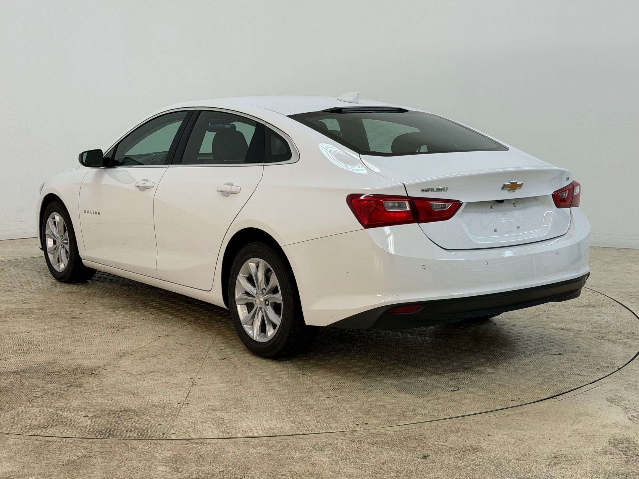 Used 2025 Chevrolet Malibu LT FWD image 3