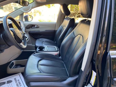 Used 2023 Chrysler Pacifica Touring-L image 31