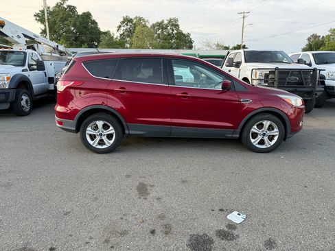Used 2015 Ford Escape SE FWD image 2