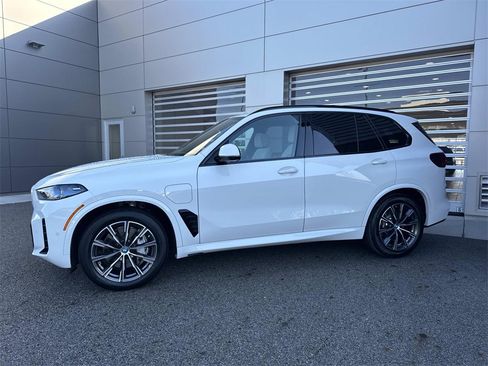 Used 2025 BMW X5 xDrive50e w/ M Sport Package image 3