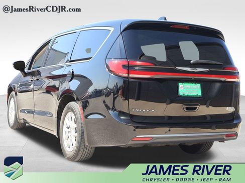 Used 2024 Chrysler Pacifica Touring-L image 3