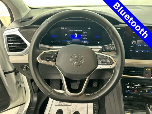 Certified 2025 Volkswagen Taos SE image 6