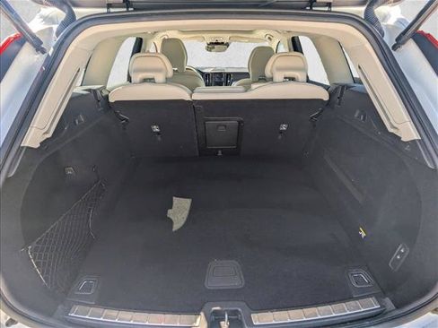 Used 2019 Volvo XC60 T5 Momentum w/ Multimedia Package FWD image 6