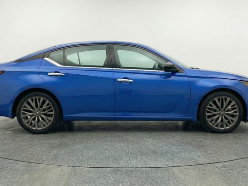 Used 2025 Nissan Altima 2.5 SV FWD image 11