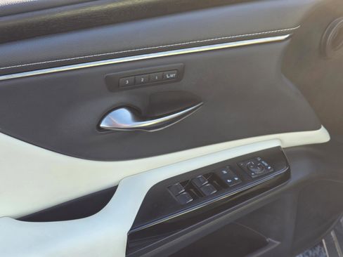 Certified 2022 Lexus ES 350 w/ Premium Package image 10