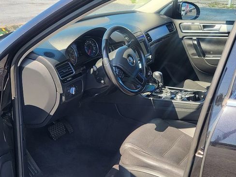 Used 2015 Volkswagen Touareg Sport image 15