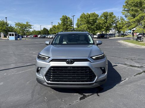 Used 2024 Toyota Grand Highlander AWD image 3
