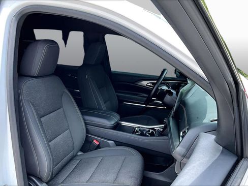 Used 2025 Chevrolet Traverse LT w/ Driver Confidence Package FWD image 9